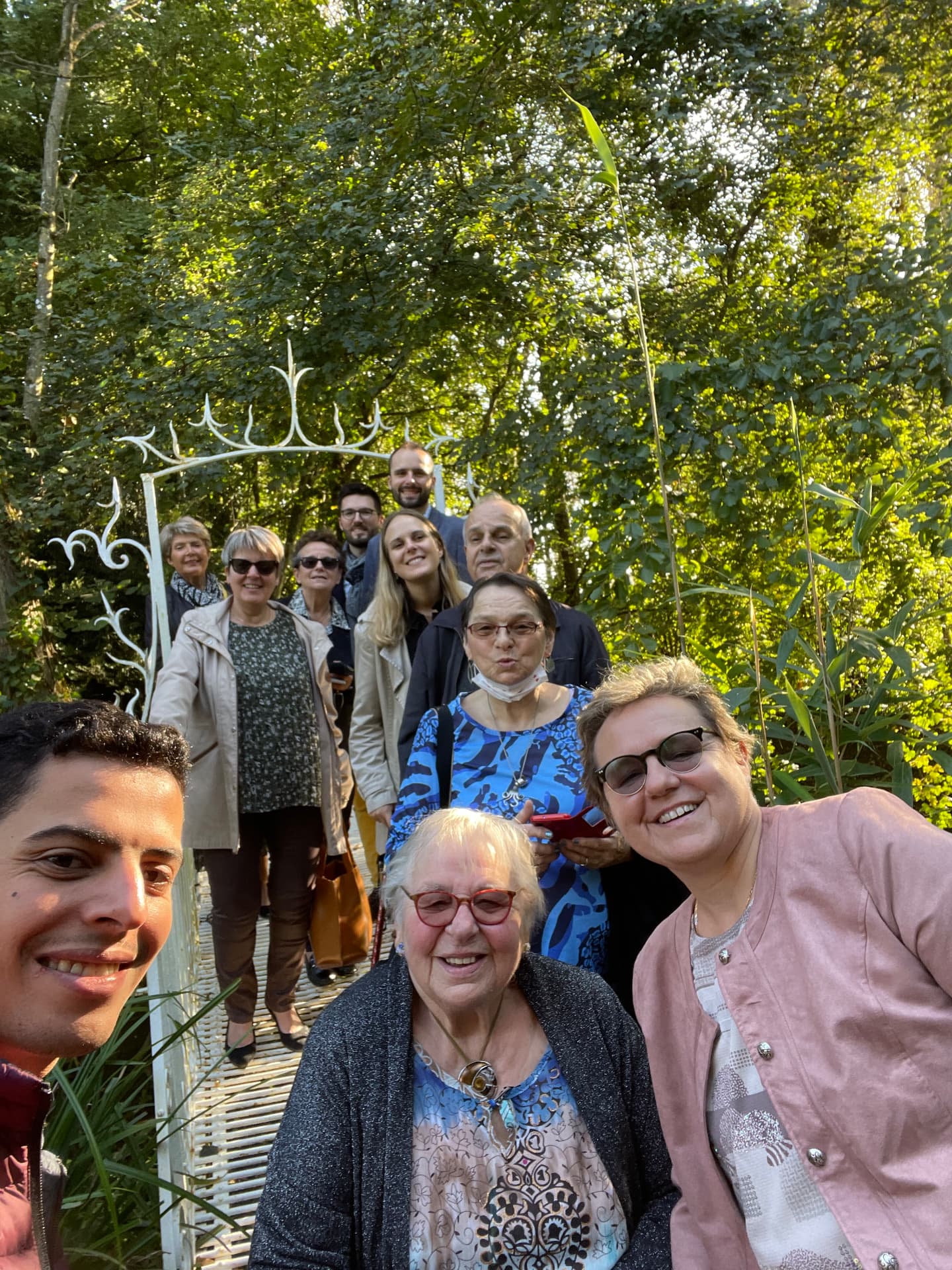 Mamie Christiane Weber et toute la famille réunies dans le jardin